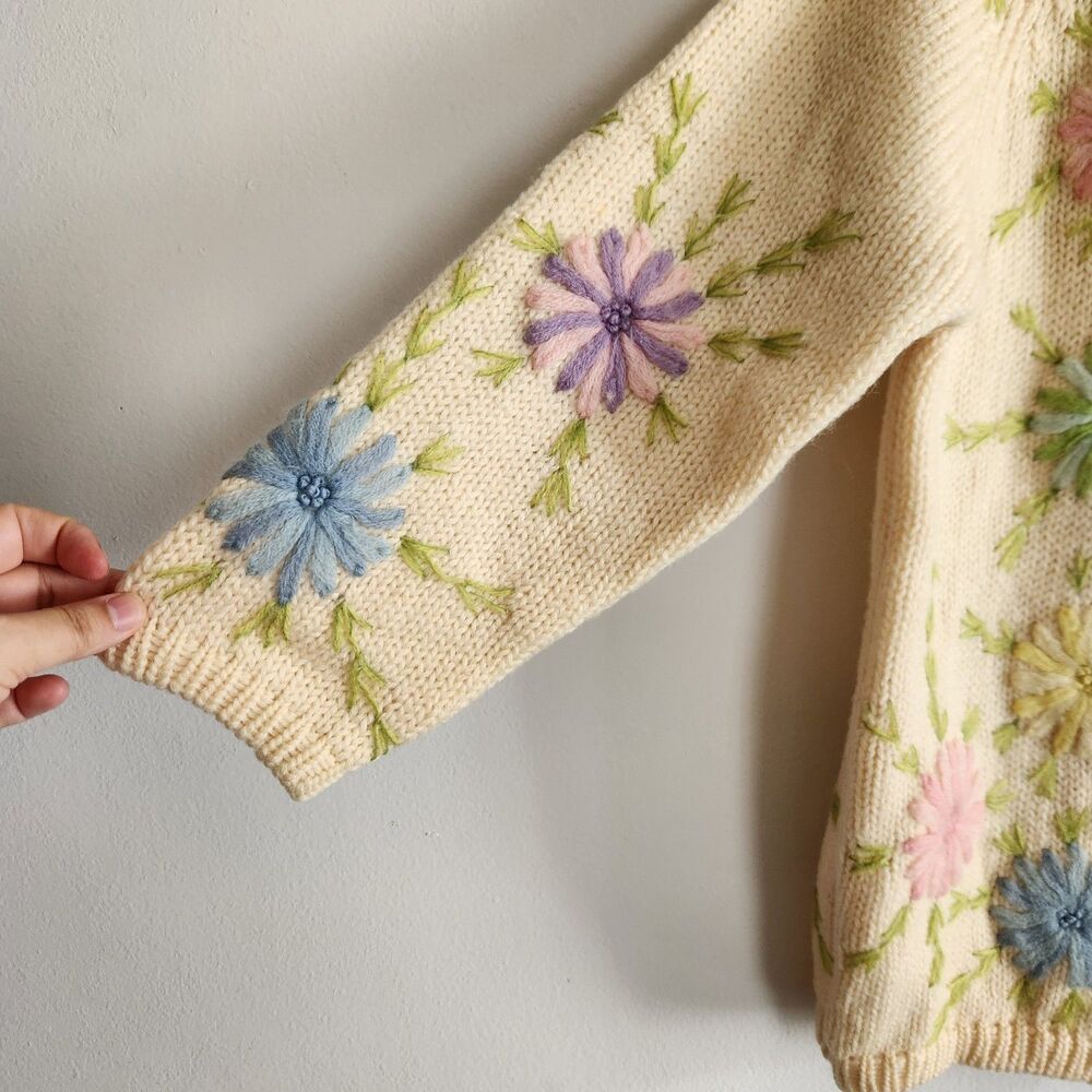 Vintage Ri*u Floral hand loomed 100% virgin wool Size M cardigan granny layers - Picture 2 of 7